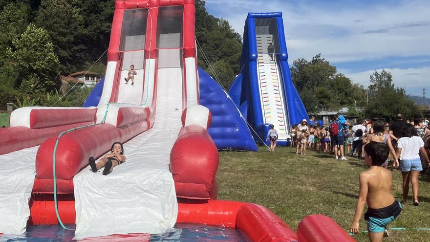 Niños y niñas disfrutando de los toboganes de mayor altura. | É. F. M.