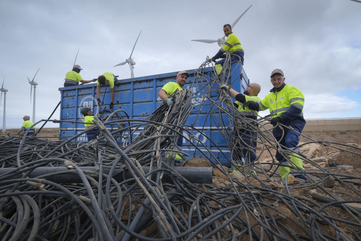Retirada de invernaderos abandonados en el sureste de Gran Canaria