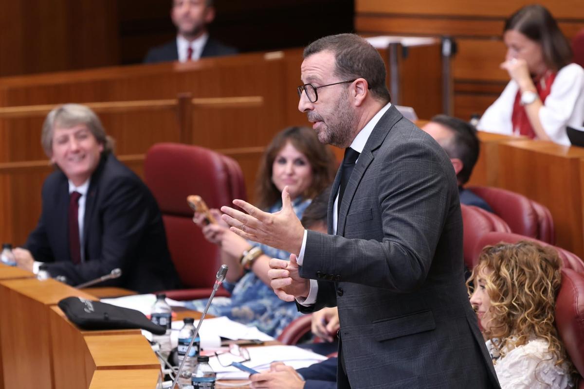 El socialista Iñaki Gómez durante el Pleno de las Cortes .