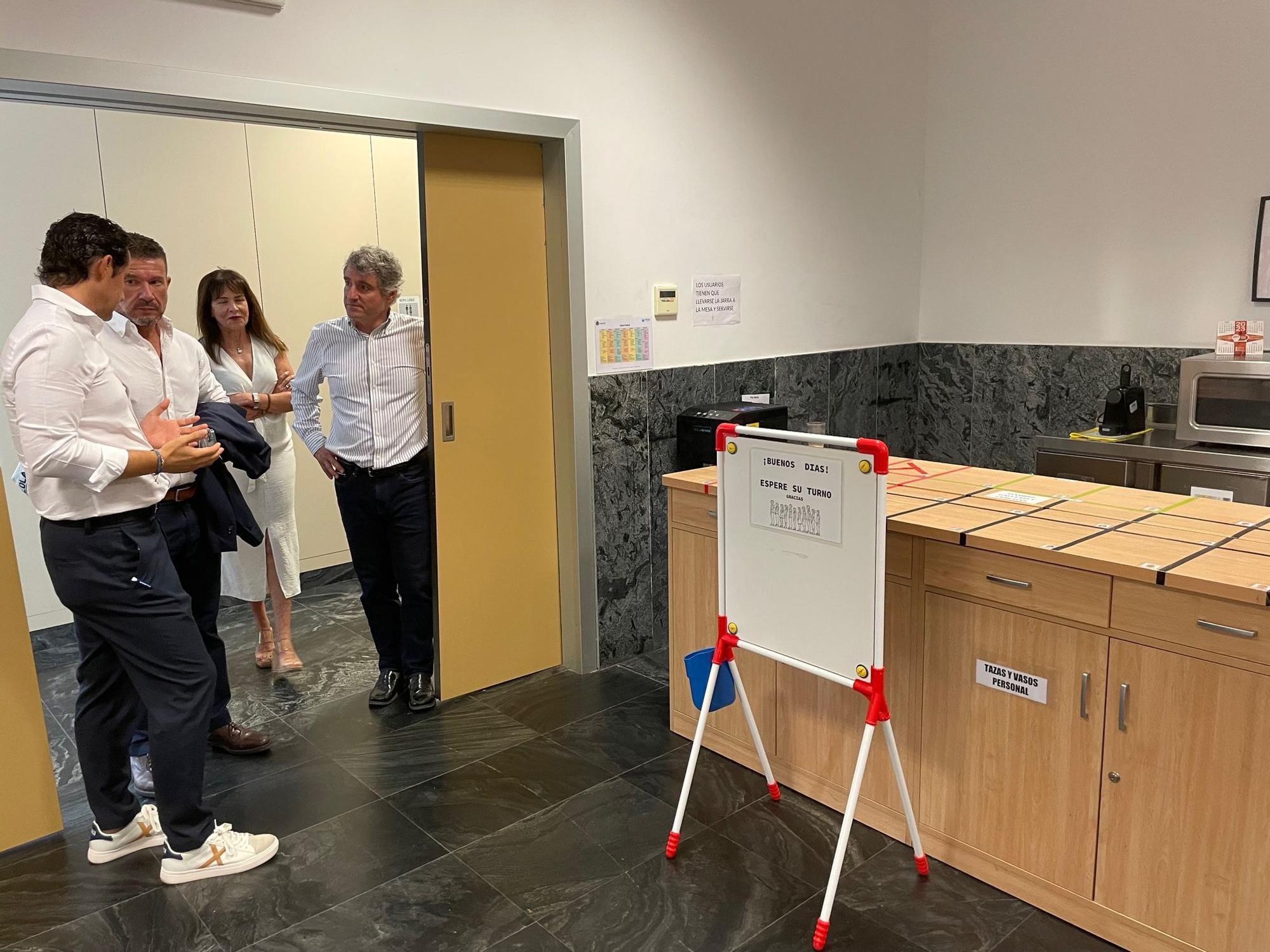 Visita a la residencia torrevejense el pasado mes de agosto de los alcaldes de Orihuela y de Torrevieja con el secretario autonómico, Emilio Argüeso, en la que de forma provisional se encuentran los residentes del centro oriol para personas con diversidad funcional