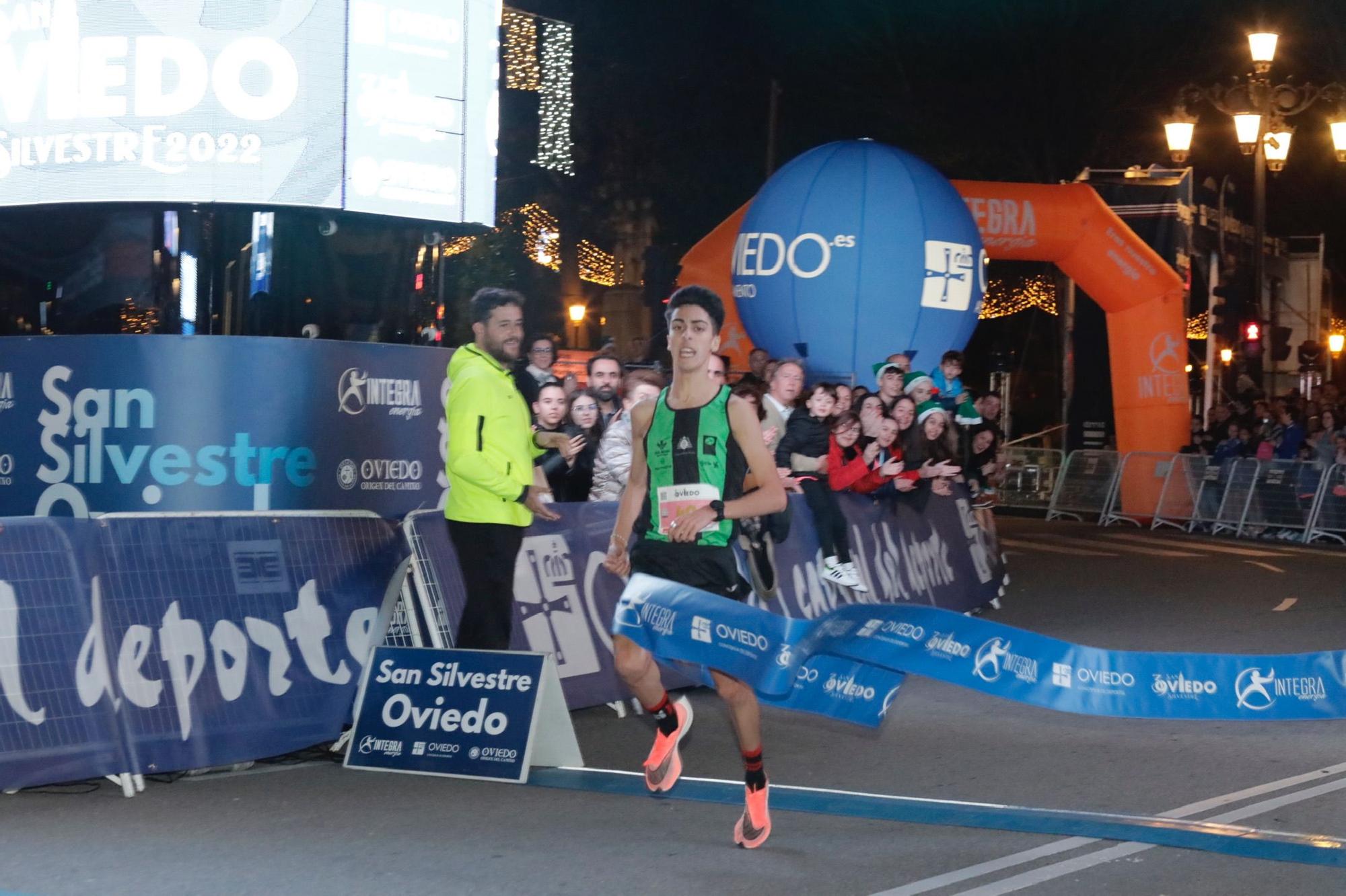 En imágenes: Jaime Bueno (Univerisad de Oviedo) y Mariam Benkert triunfan en la San Silvestre de Oviedo