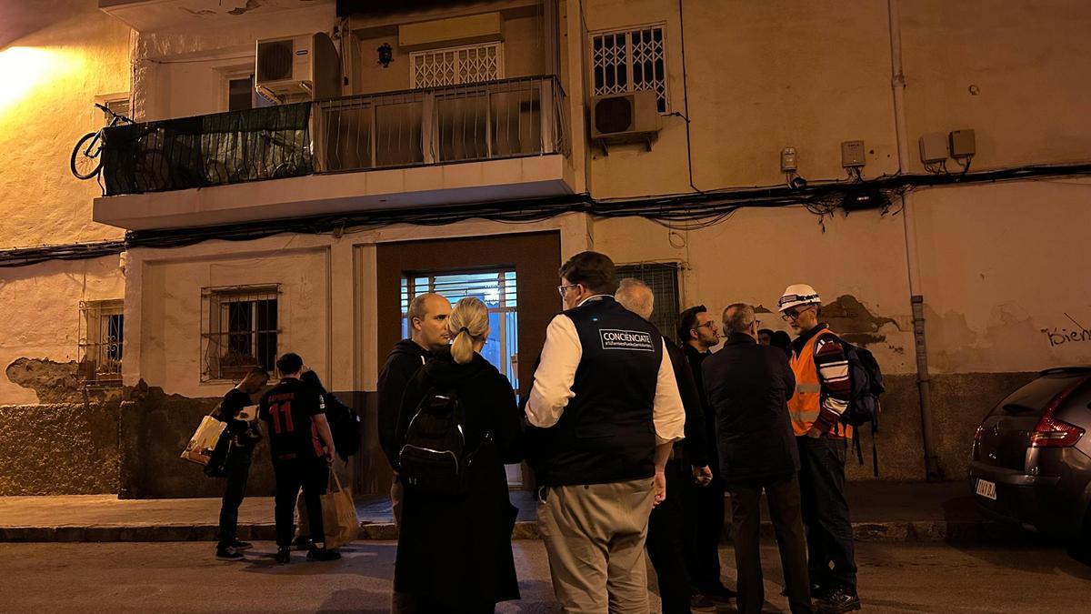 Responsables municipales, anoche en el barrio de San Antón, en Elche