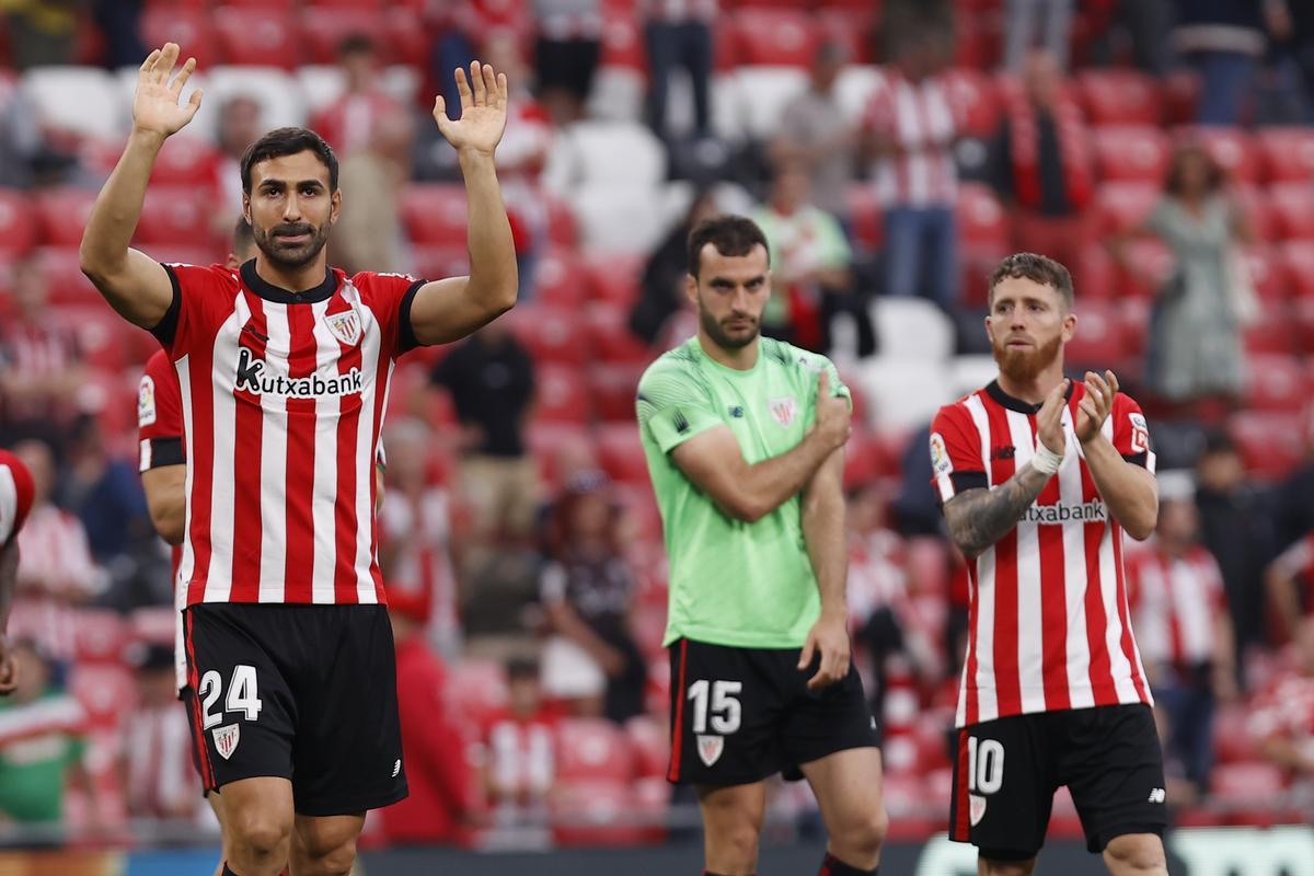 BILBAO, 28/05/2023.- El jugador del Athletic Club Mikel Balenziaga (i) se despide de la afición, al término del encuentro correspondiente a la jornada 37 de Primera División ante el Elche disputado hoy domingo en el estadio de San Mamés. EFE/Miguel Toña.