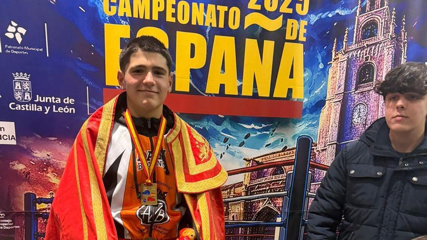 El setabense Pepe Calatayud, con la medalla de oro del Campeonato de España de Boxeo.