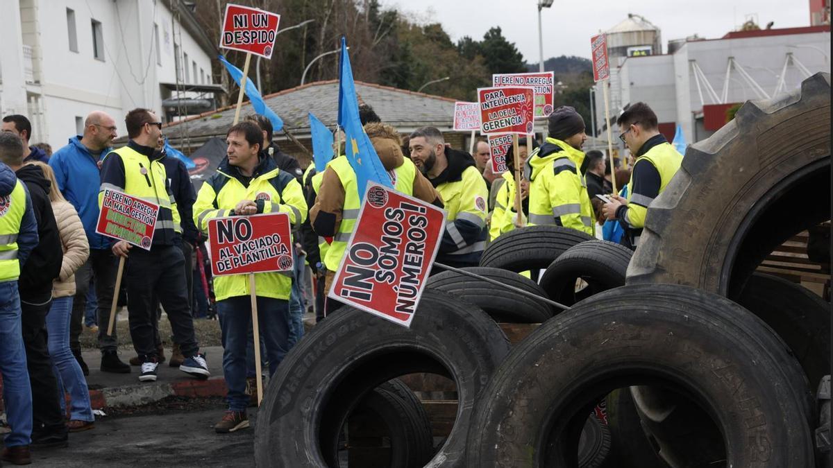 Manifestación de trabajadores de Ence contra el ERE, en Navia, el pasado 1 de febrero.