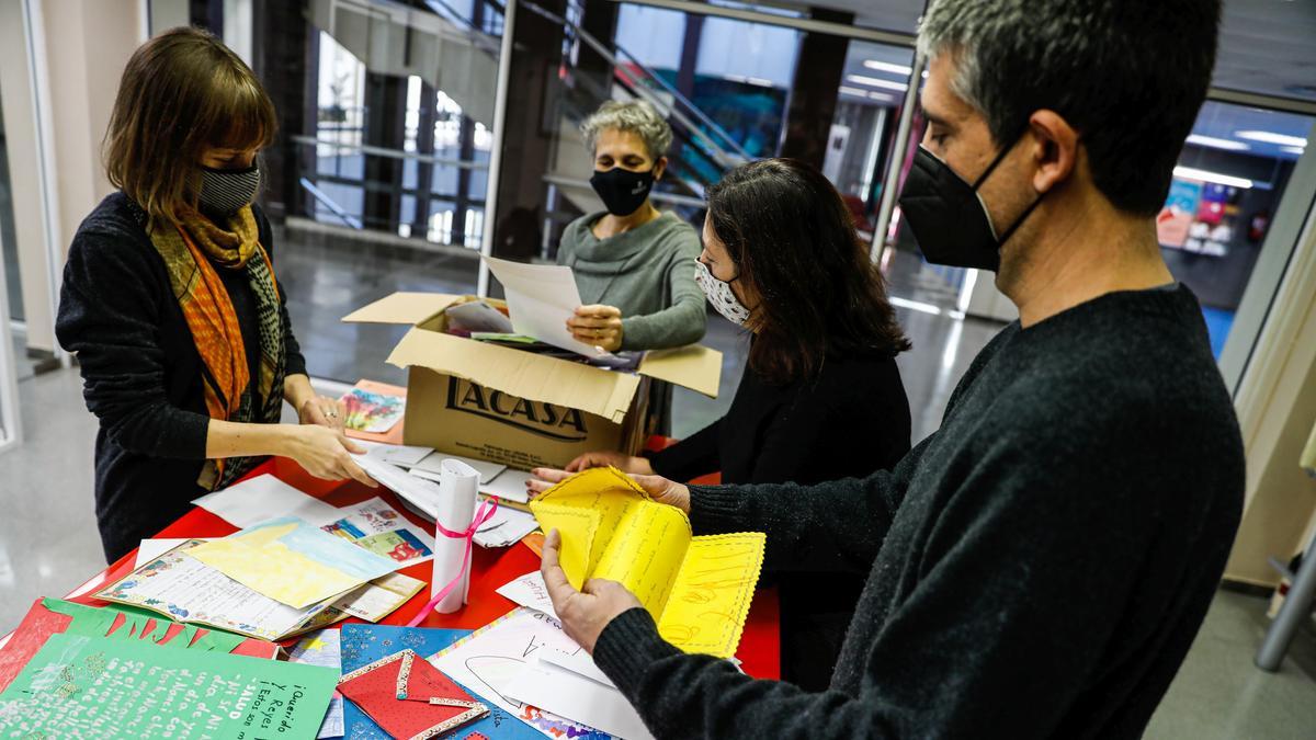  Roberta Boscaro, Ramon Anglada Lara, Anna Salvadó Figueras recopilando cartas a los Reyes Magos 