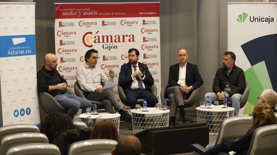 Por la izquierda, Marcos Ortega, responsable de Demografía de Sadei; Esteban Agulló, director del Área de Cooperación, Tercer Sector y Responsabilidad Social de la Universidad de Oviedo; Marcos Pérez, socio de Compromiso Asturias XXI y coordinador del Observatorio de la Nueva Emigración Asturiana; Alberto González, director general de FADE, y José Manuel Zapico, secretario general de CC OO, ayer, en una mesa redonda. | ÁNGEL GONZÁLEZ