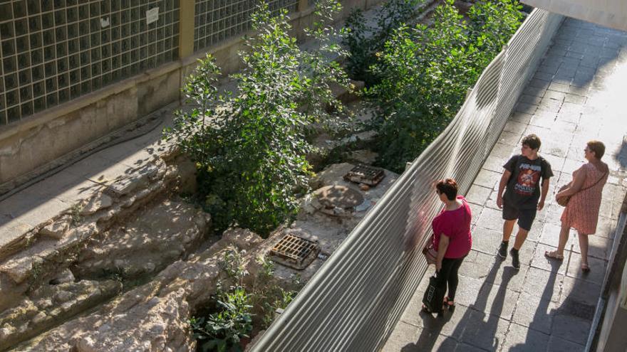 El Ayuntamiento reclama a Aparcisa que tape las catas arqueológicas del mercado