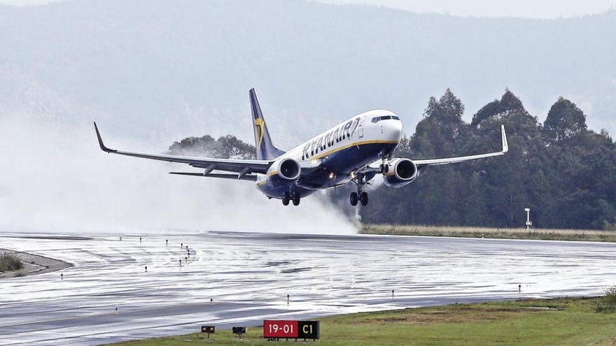 Un avión de Ryanair, tomando tierra en el aeropuerto de Peinador. // Marta G. Brea