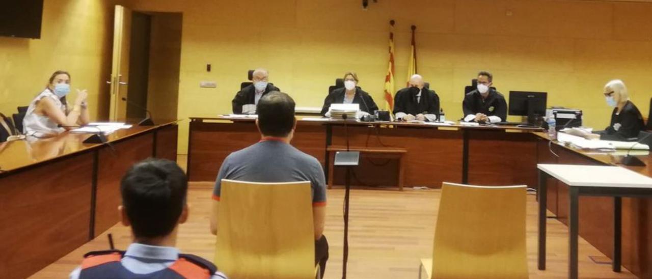 L’acusat de vendre drogues a la Jonquera, ahir a l’Audiència. | ARIADNA SALA