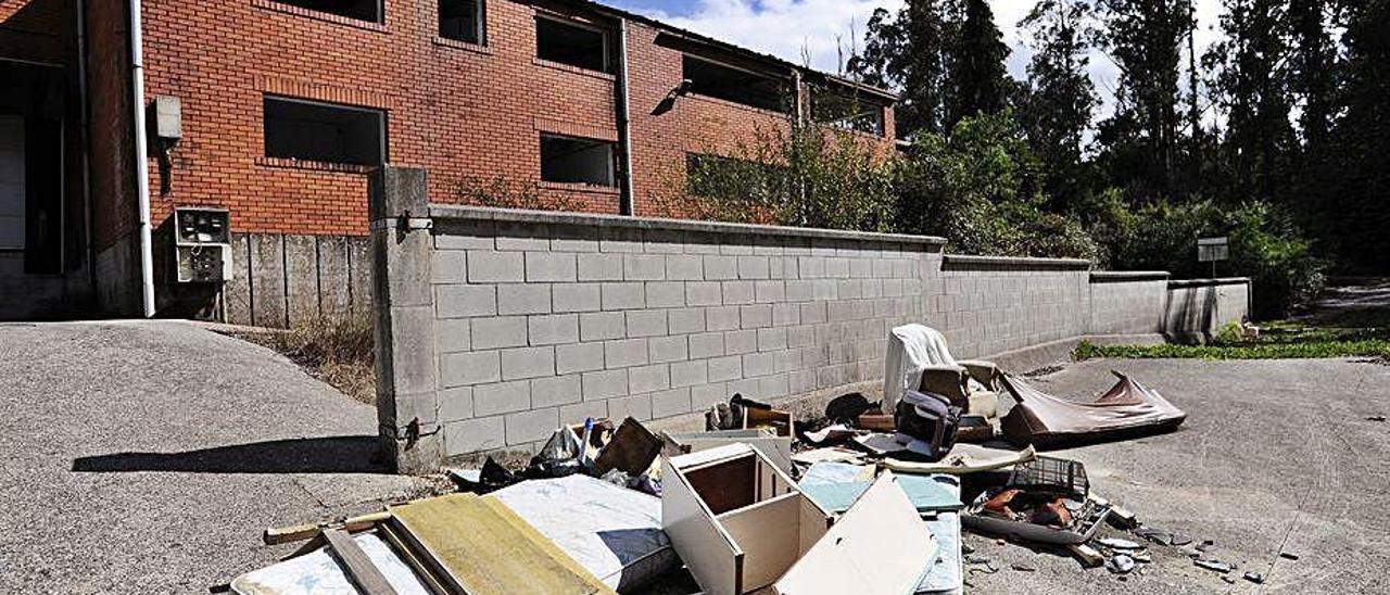 Más basura y pintadas que afean el inmueble.