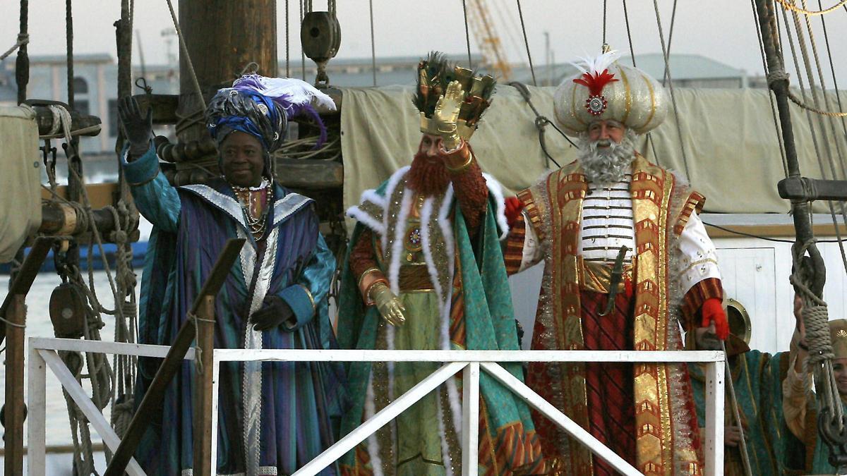 Baltasar, Gaspar y Melchor llegan en barco a Barcelona.