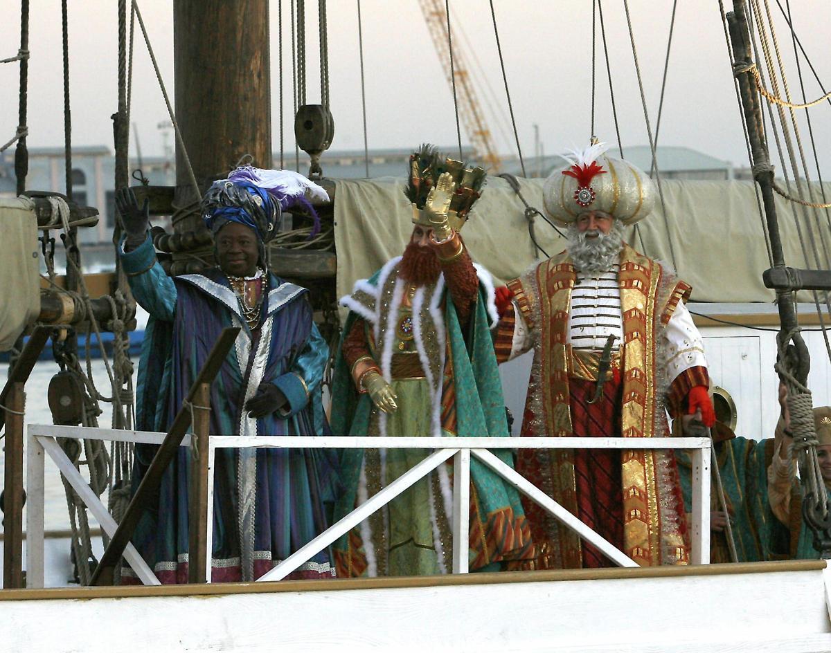 Baltasar, Gaspar y Melchor llegan en barco a Barcelona.
