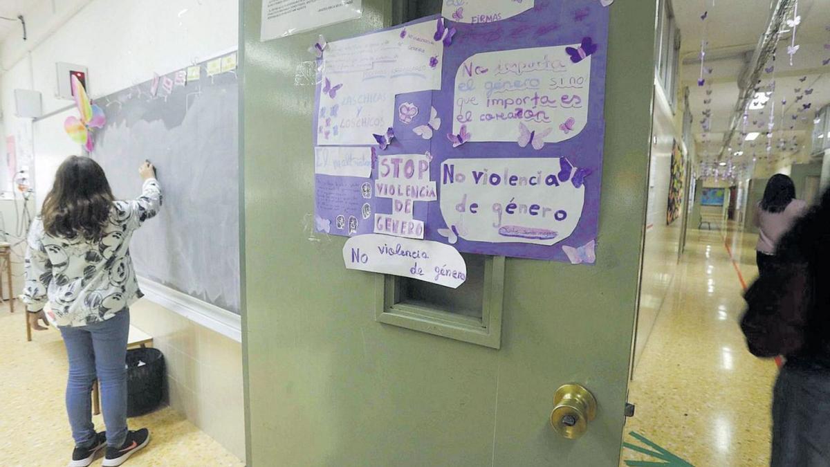 Una alumna escribe en la pizarra en un proyecto contra la violencia de género en un aula durante el pasado curso. | JM L—PEZ