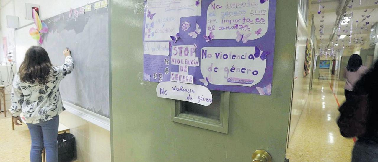Una alumna escribe en la pizarra en un proyecto contra la violencia de género en un aula durante el pasado curso. | JM L—PEZ
