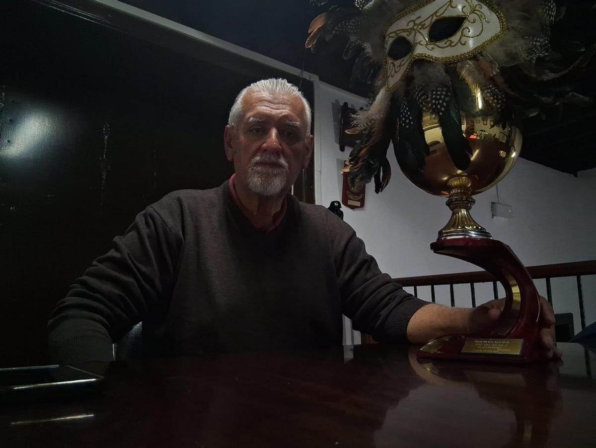 Lito Díaz, un diseñador que nació en la rondalla Tronco Verde y que sigue dando la murga medio siglo después.