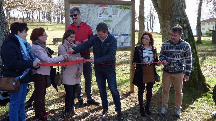 Por la izquierda, Paloma Higuera, Flor Martínez y Sandra Pertierra, todas ellas empresarias; Ramón Plaza; José Ramón Feito; la concejala Raquel González, y el director general José Ramón Tuero, ayer, en la inauguración del proyecto &quot;Gravity Zone&quot; .