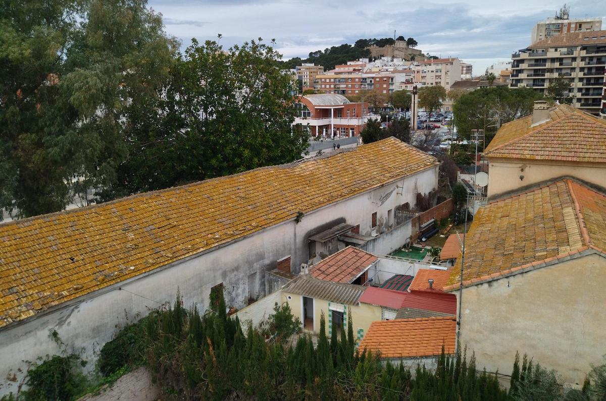 La nave que se demolerá y, al fondo, el castillo de Dénia