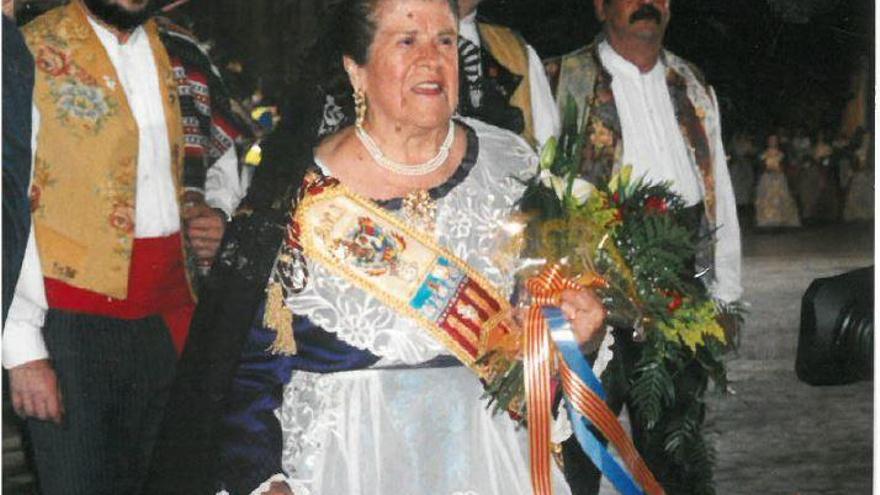 María Jesús, en la Ofrenda de las Fallas de 2002