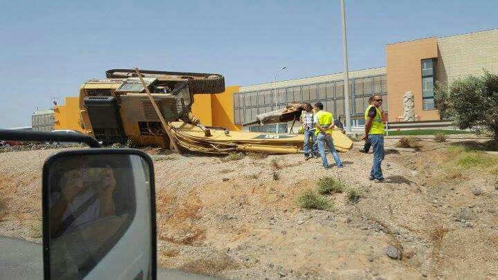 Vuelca una excavadora en Fuerteventura