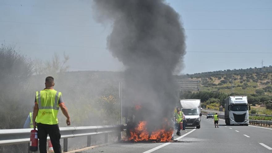 Un turismo arde en la A-5 a la altura de Almaraz y genera una densa columna de humo negro