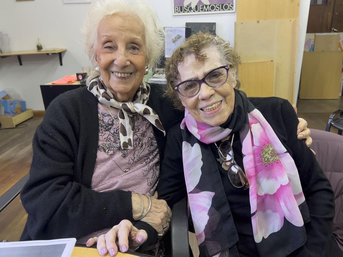 Estela de Carlotto sonríe con Buscarita Roa, vicepresidenta de Abuelas de Plaza de Mayo.
