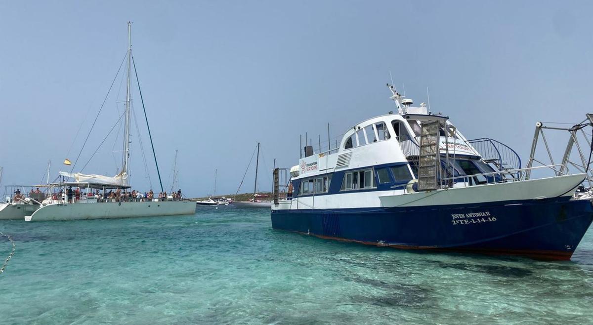 Un catamarán y otra barca de excursiones en s’Espalmador. | D.I.