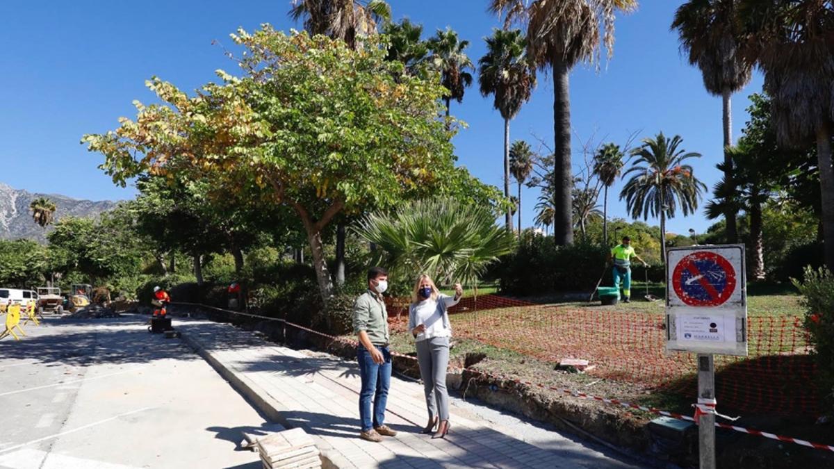 La alcaldesa de Marbella en el parque El Capricho.