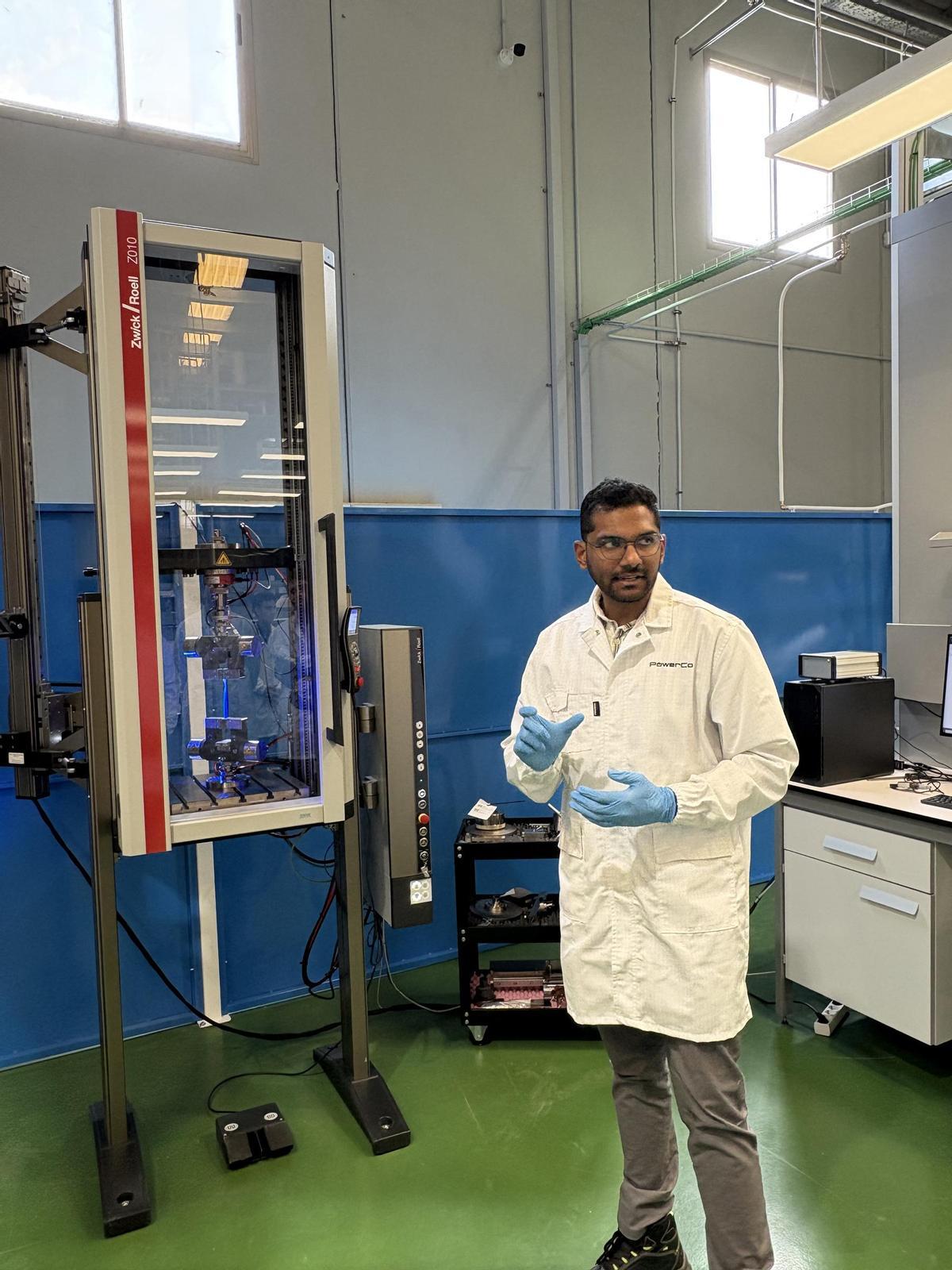 Un trabajador de PowerCo con una de las máquinas del laboratorio.
