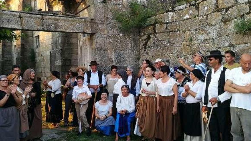 Vecinos caracterizados en la primera visita teatralizada, ante el monasterio.