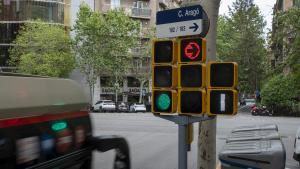 Triple semáforo en la calle Muntaner con Aragón en Barcelona.