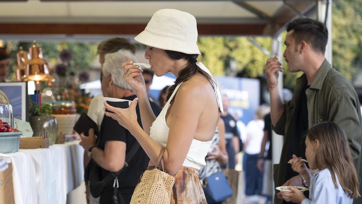 Ambiente en Plaza Catalunya con motivo de una nueva edición del ‘Tast a la Rambla’