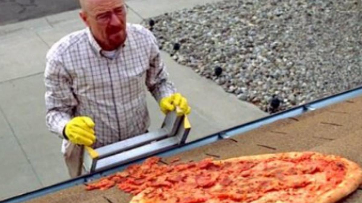 Walter White recoge la pizza sobre el tejado, durante el capítulo 'A Horse With No Name' ('Caballo sin nombre') de la tercera temporada.