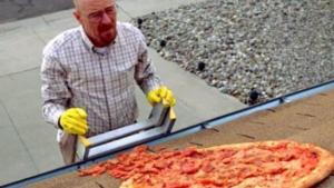 Walter White recoge la pizza sobre el tejado, durante el capítulo ’A Horse With No Name’ (’Caballo sin nombre’) de la tercera temporada. 