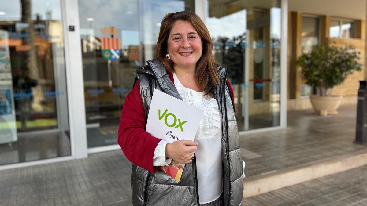 Rocío Carabaño frente al Ayuntamiento de Benicàssim en su primer día como concejala.