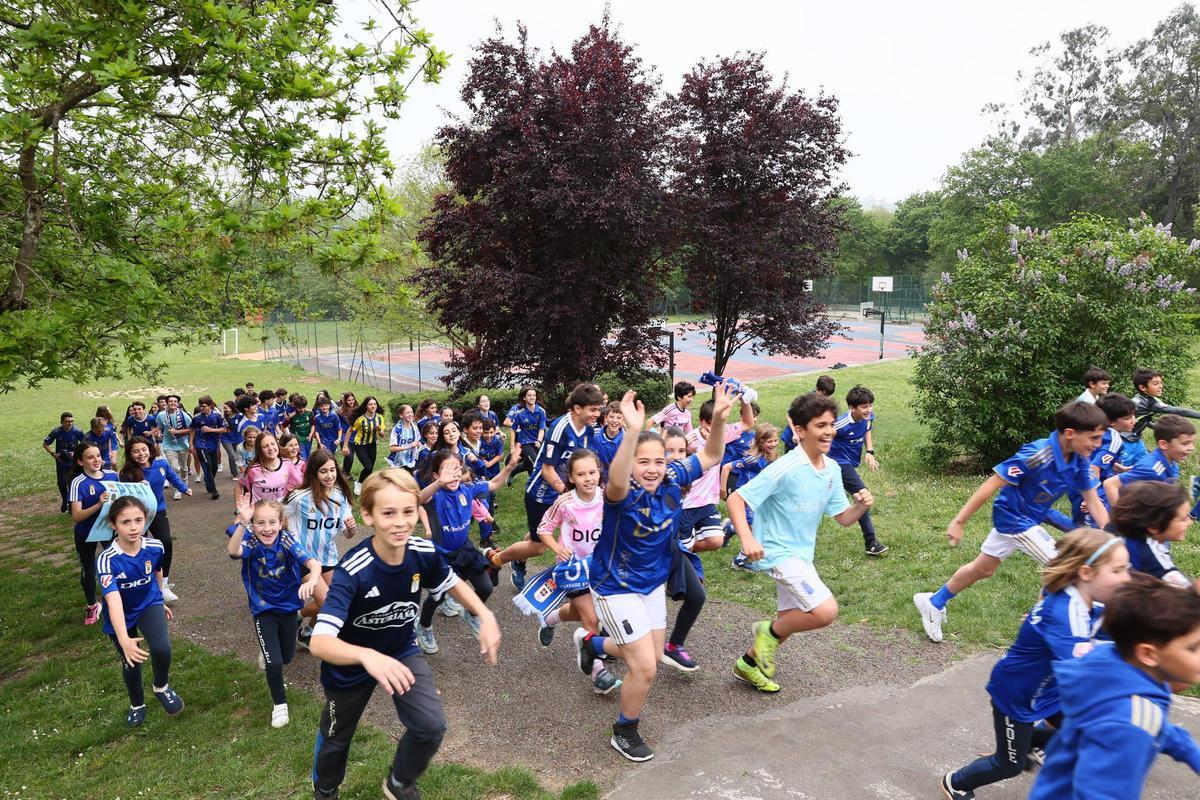 EN IMÁGENES: Los alumnos del colegio École se visten de azul para apoyar al Real Oviedo