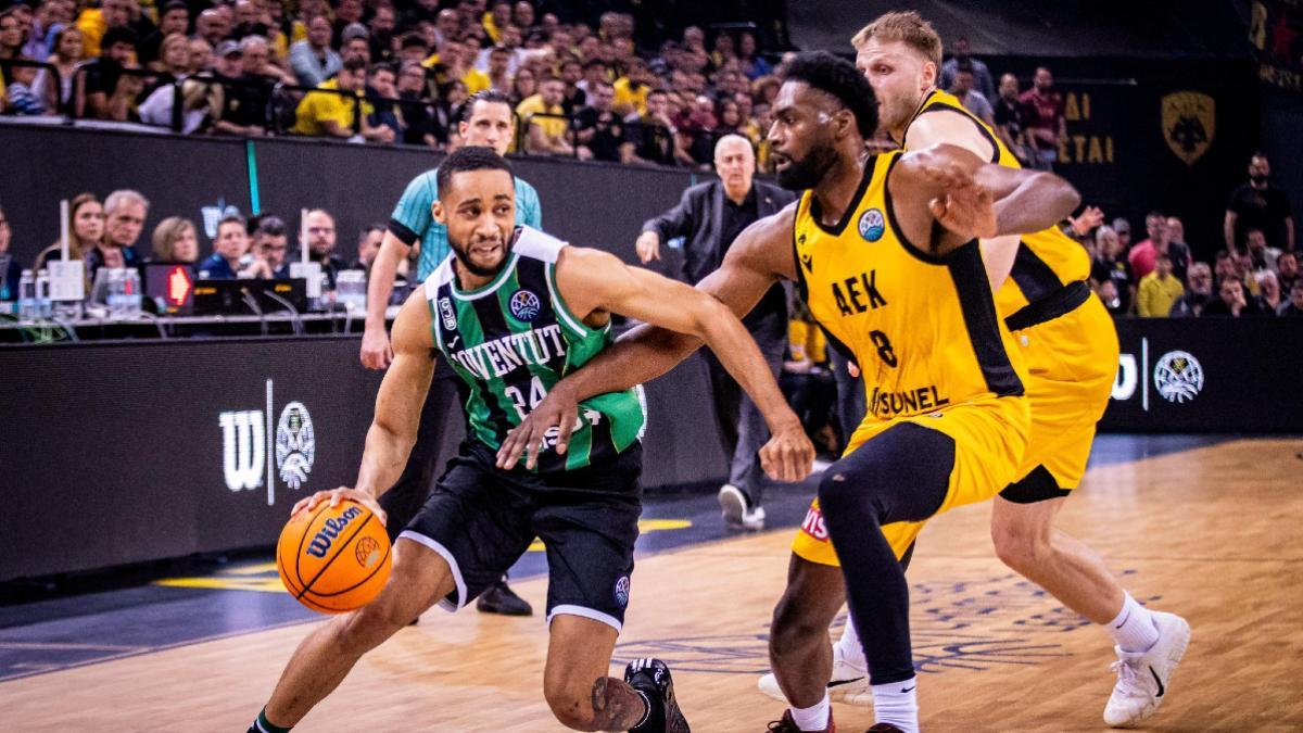 Cameron Hunt, escolta del Asisa Joventut, manejando el balón contra KeyShawn Feazell, del AEK BC