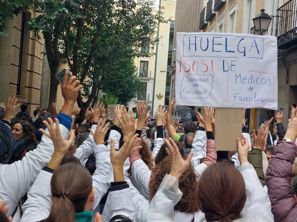 Concentración de médicos de la primaria de Madrid ante la Consejería de Sanidad.