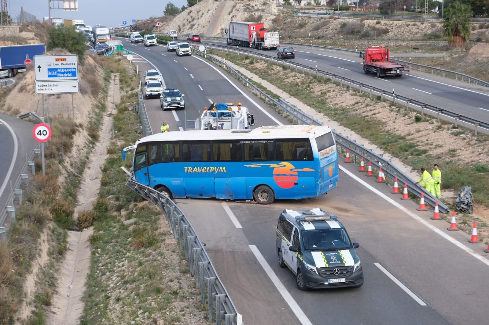 Un autobús invade el sentido contrario en la A31 a la altura del polígono Les Pedreres de Petrer