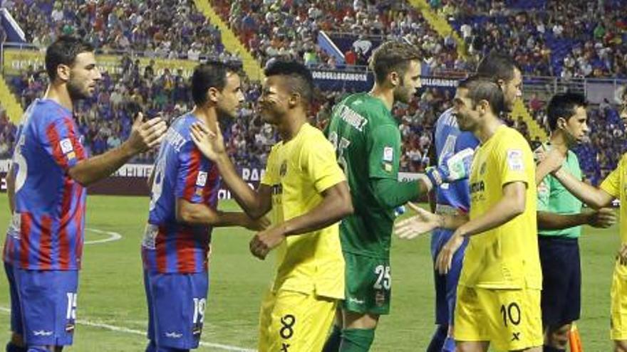 Los jugadores del Levante y el Villarreal en el partido de la primera vuelta en el Ciutat de València.