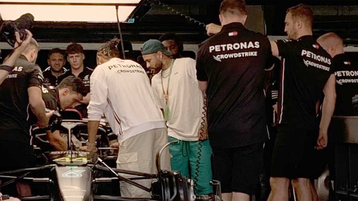 Neymar y Hamilton en el box de Mercedes
