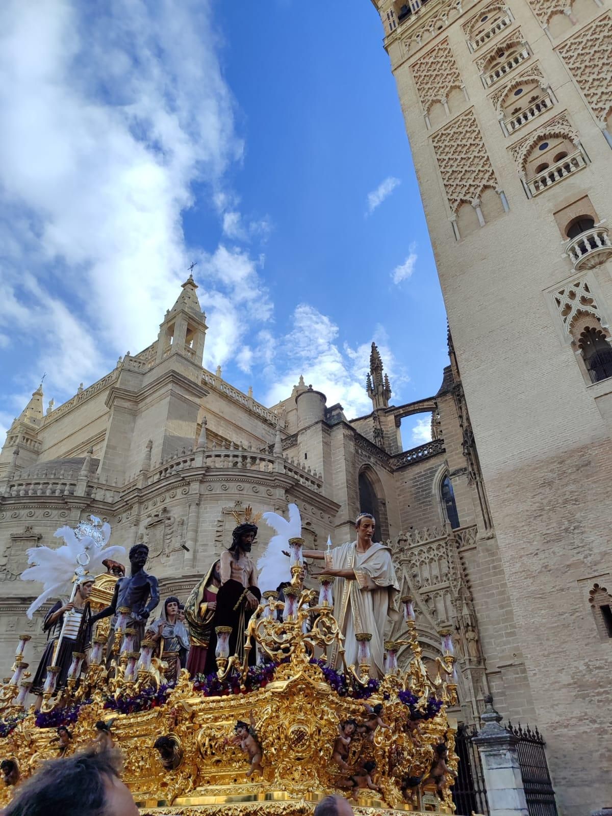 San Benito saliendo de la Catedral de Sevilla.