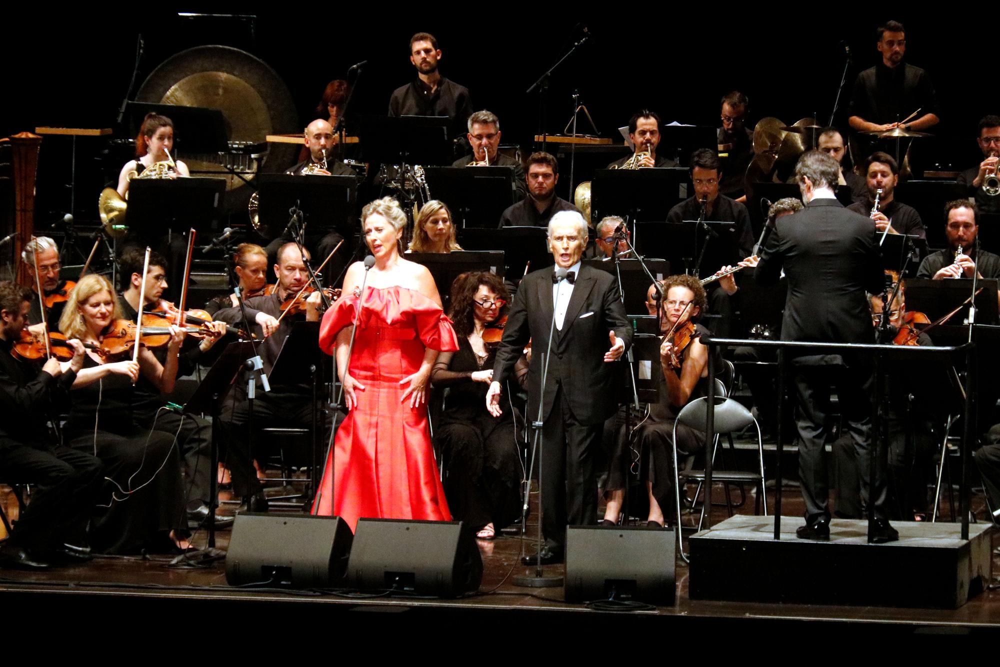 El tenor Josep Carreras i la soprano croata Martina Zadro durant el recital al Festival Castell de Peralada