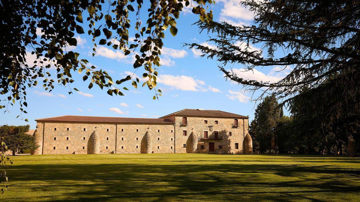 un monasterio del siglo XVI, catas directas del depósito y la escapada perfecta para un fin de semana con Denominación de Origen Rioja