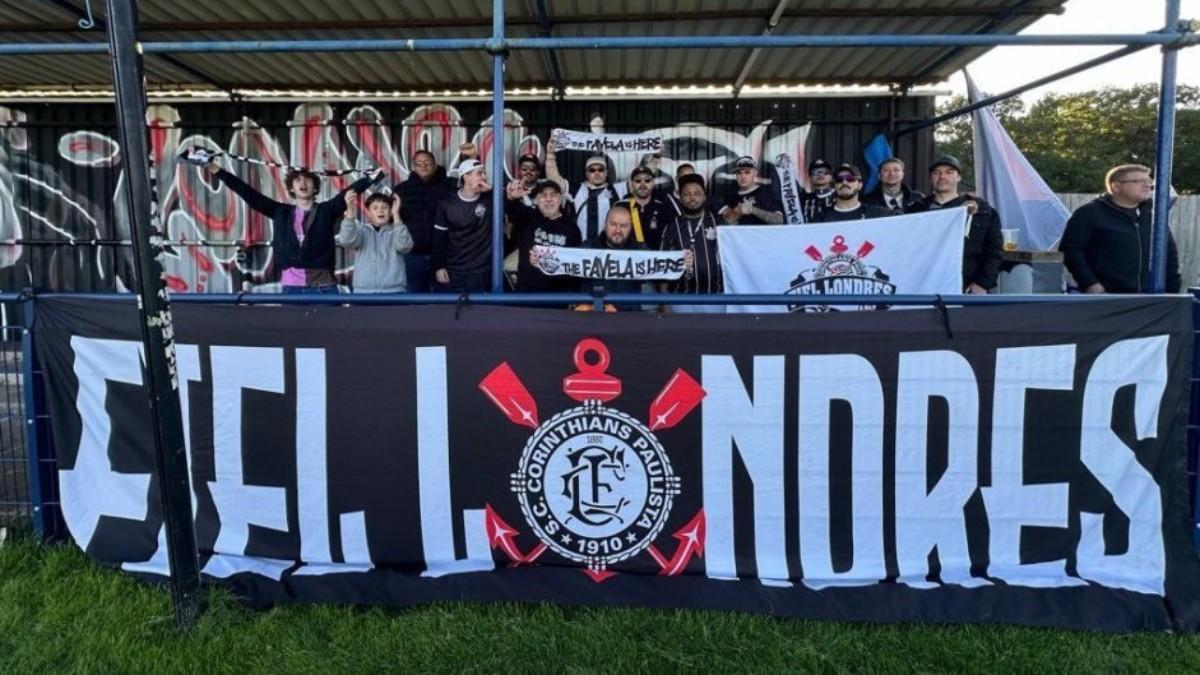 Fiel Londres, la peña del Cortinhians en el campo del Cortinhian-Casuals