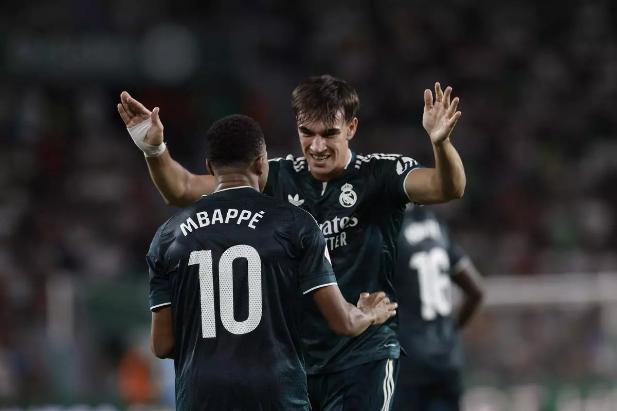 El Real Madrid holgazanea en Elche y rescata el triunfo en el descuento