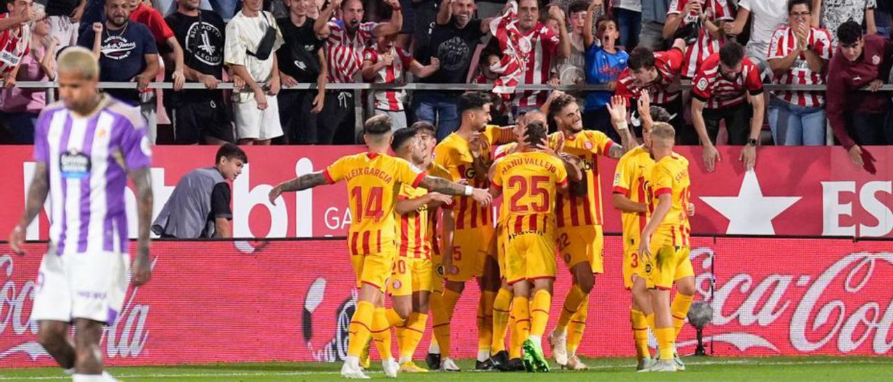 Vallejo abraçant Oriol Riera després del 2-1 al Valladolid. | ANIOL RESCLOSA