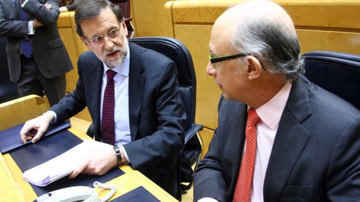 Mariano Rajoy y Cristóbal Montoro, el pasado abril, en el Senado.