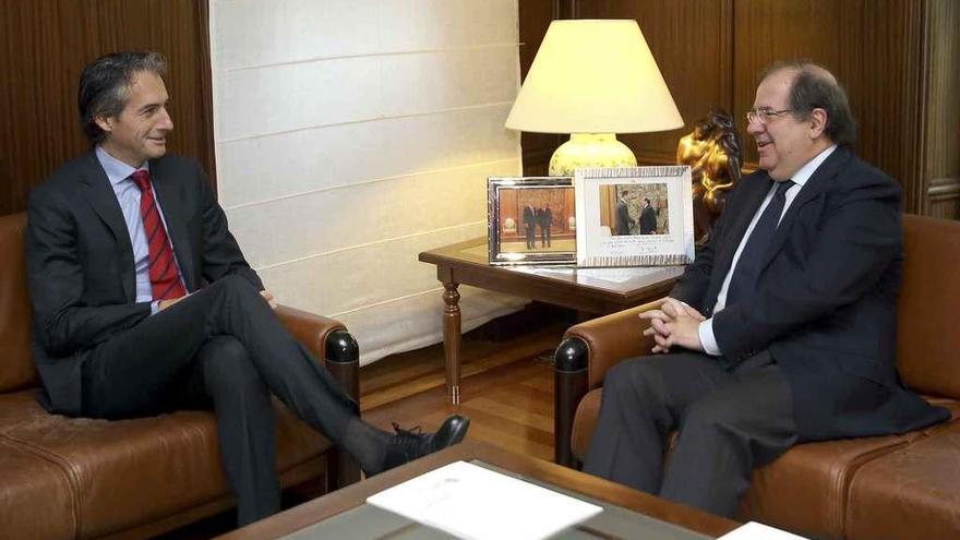 El ministro Íñigo de la Serna charla con Juan Vicente Herrera durante el encuentro de ayer.