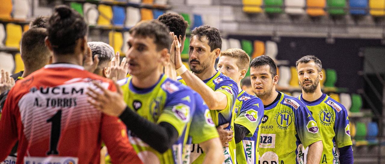 Los jugadores de ambos equipos se saludan antes del partido.